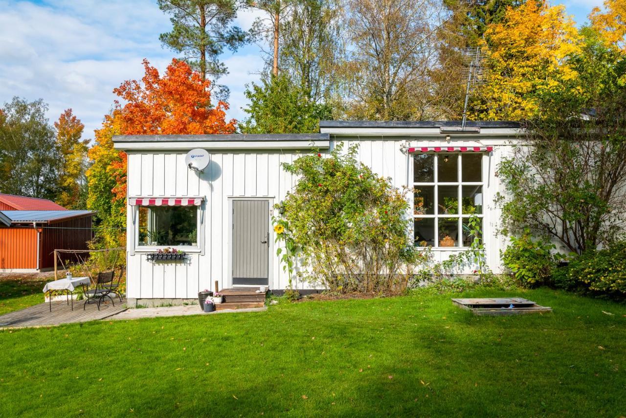 Theo & Lilis Countryside Apartment Orebro Exterior photo