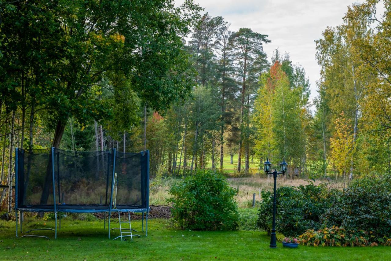 Theo & Lilis Countryside Apartment Orebro Exterior photo